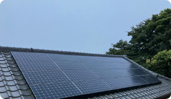 各種屋根材へ設置された太陽光パネル