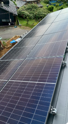 太陽光パネルの全景